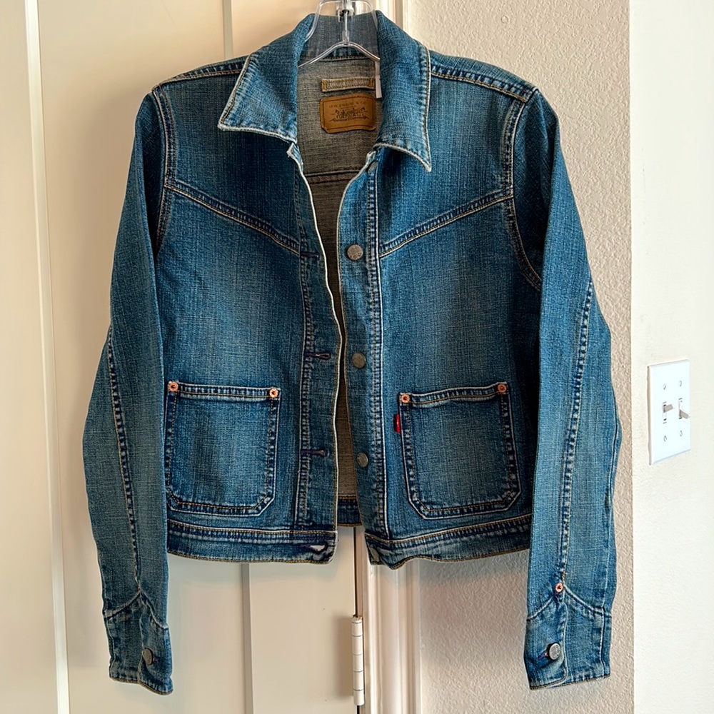 Levi’s denim jean jacket. SUPER FAST SHIPPING